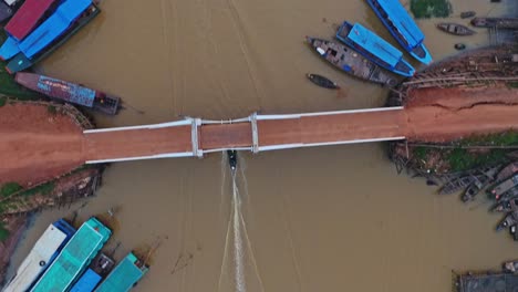 un pequeño mercado en el pueblo flotante en kompong khleang - toma aérea