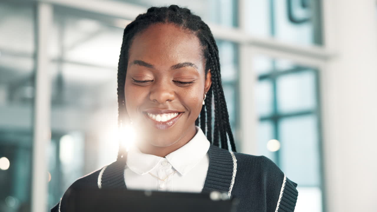 mujer de negocios usando tableta en la oficina
