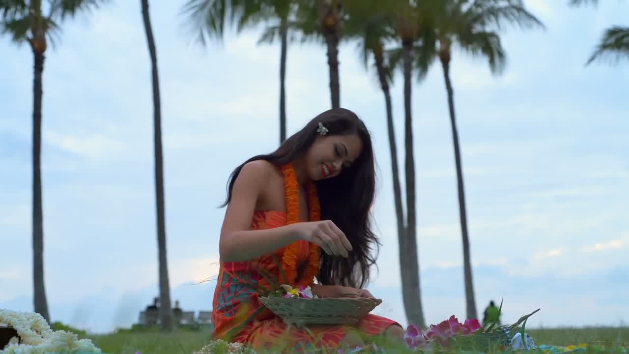 Giovane donna che sistema fiori su un tappeto in giardino 4k