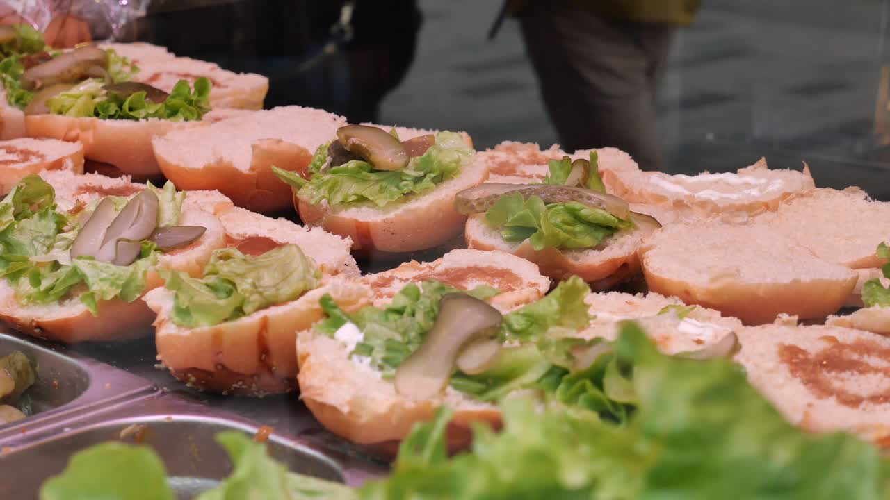 열린 얼굴의 햄버거가 전시되어 있습니다.