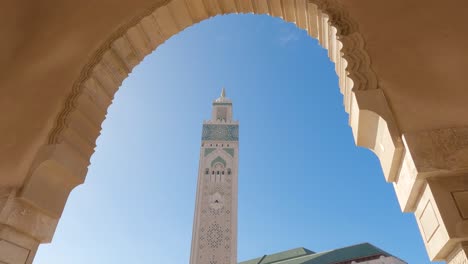 Vista-Del-Majestuoso-Minarete-De-La-Mezquita-Hassan-II,-Casablanca,-Marruecos