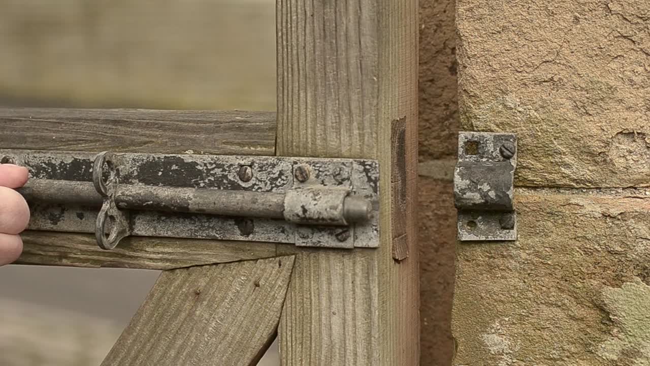 abriendo una puerta de campo