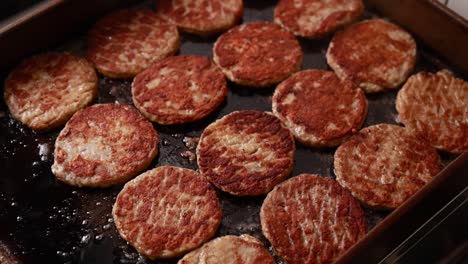 papas fritas de salchichas en una sartén