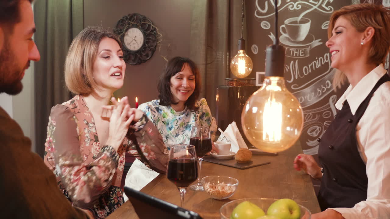 gente en el restaurante