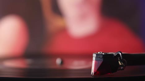 registro de vinilo de reproducción larga girando en un tocadiscos