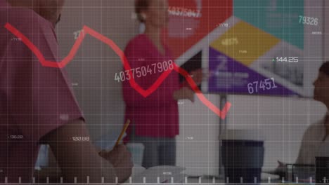 animación de números cambiantes y gráfico rojo sobre mujer biracial dando una presentación en la oficina