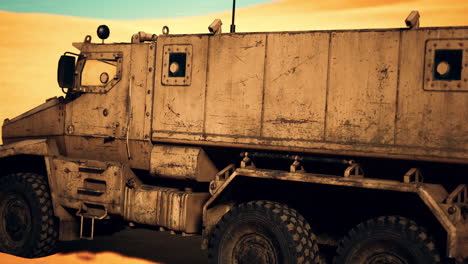 camión militar blindado en el desierto