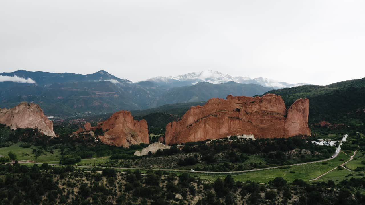 широкий воздушный вид на сад богов и как он вписывается в ландшафт скалистых гор