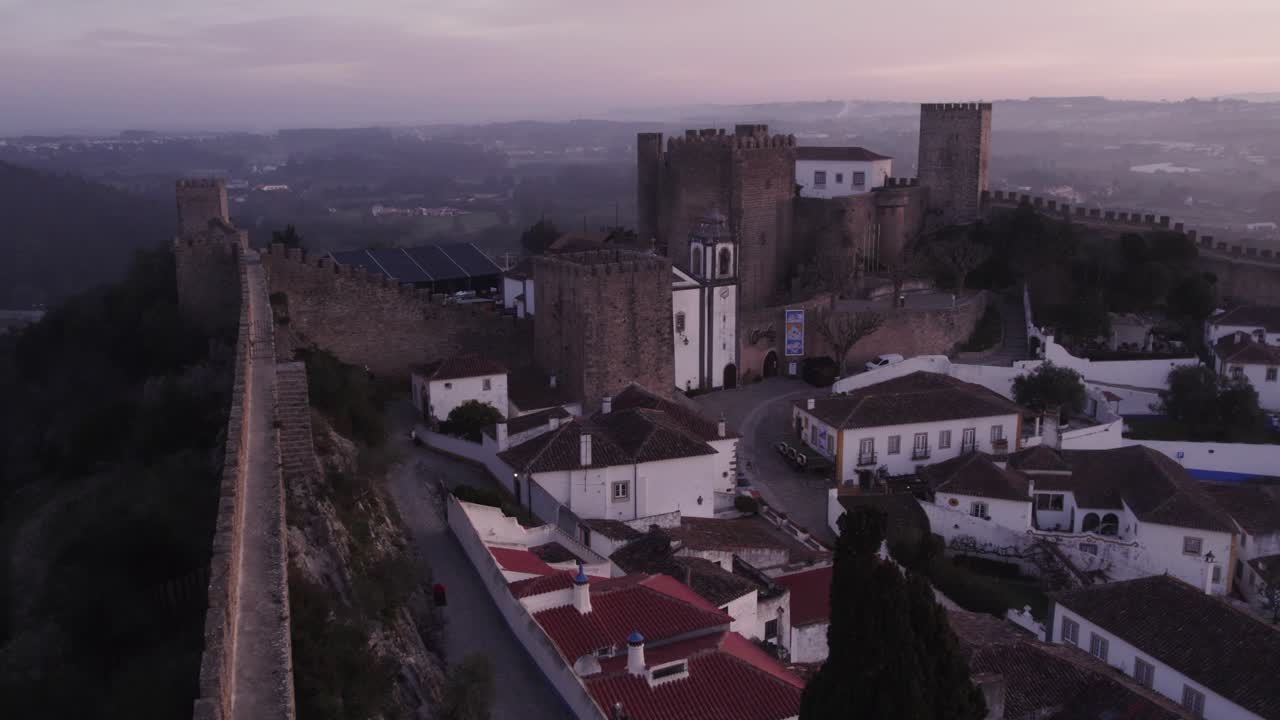 Castelo e cidade de Óbidos ao nascer do sol, Portugal, Leiria