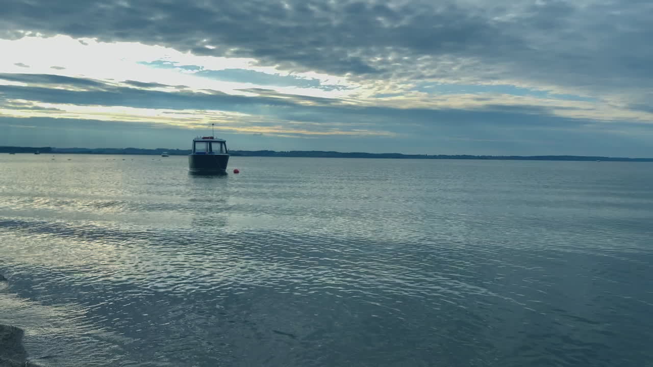 폴란드 해안선을 따라 rewa의 해변에서 늦은 오후