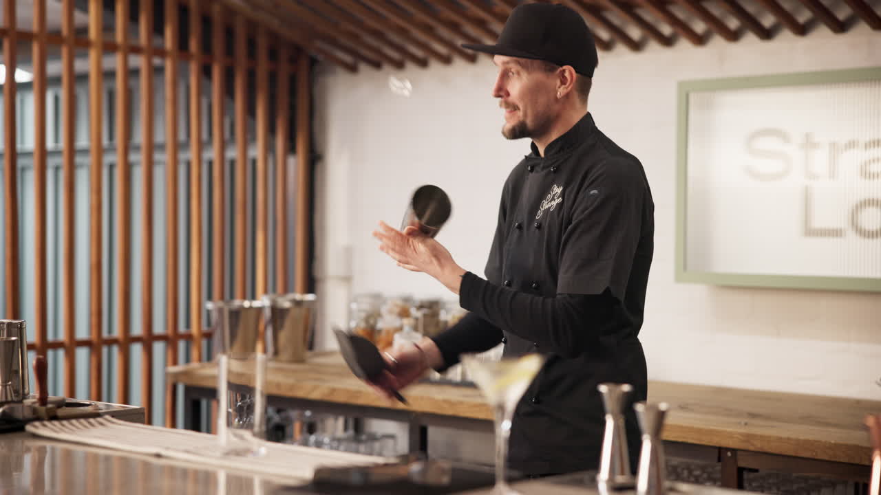camarero haciendo cócteles en un bar