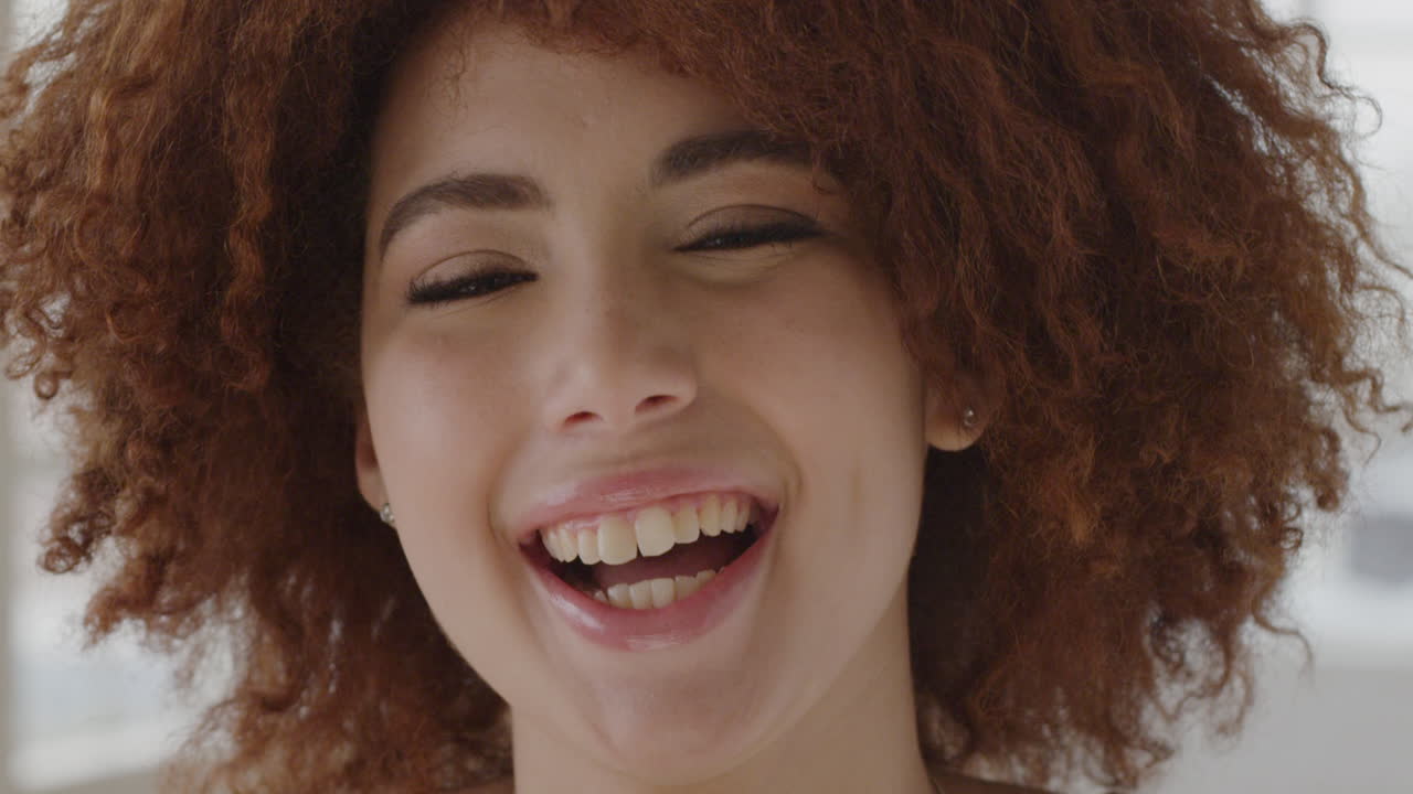 retrato de una joven linda sonriendo en casa