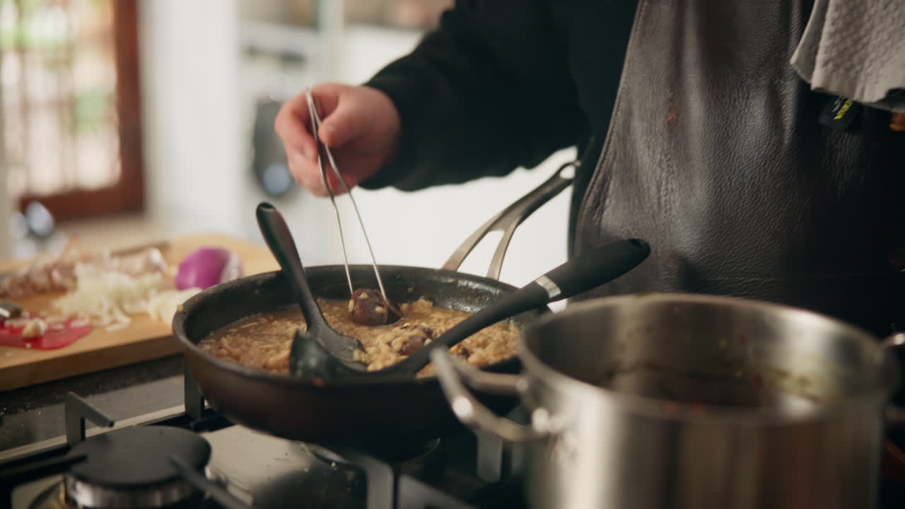 el chef preparando el risotto.
