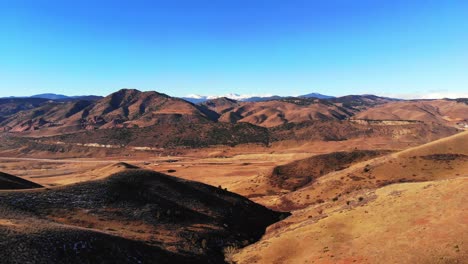 Ein-Scan-über-Eine-Offene-Fläche,-Der-Den-Beginn-Der-Rocky-Mountains-Erfasst