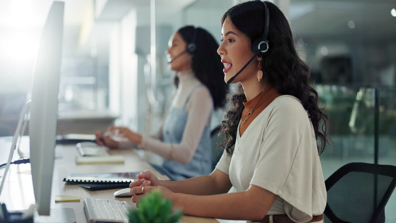 agentes de servicio al cliente que trabajan en un centro de llamadas