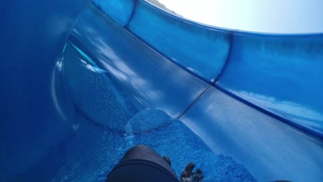 bajando el resbalón y tobogán en el parque acuático