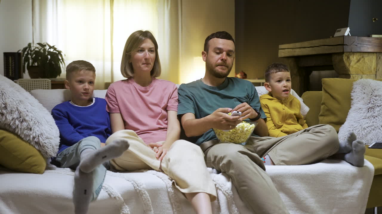 Famiglia che si gode un film.