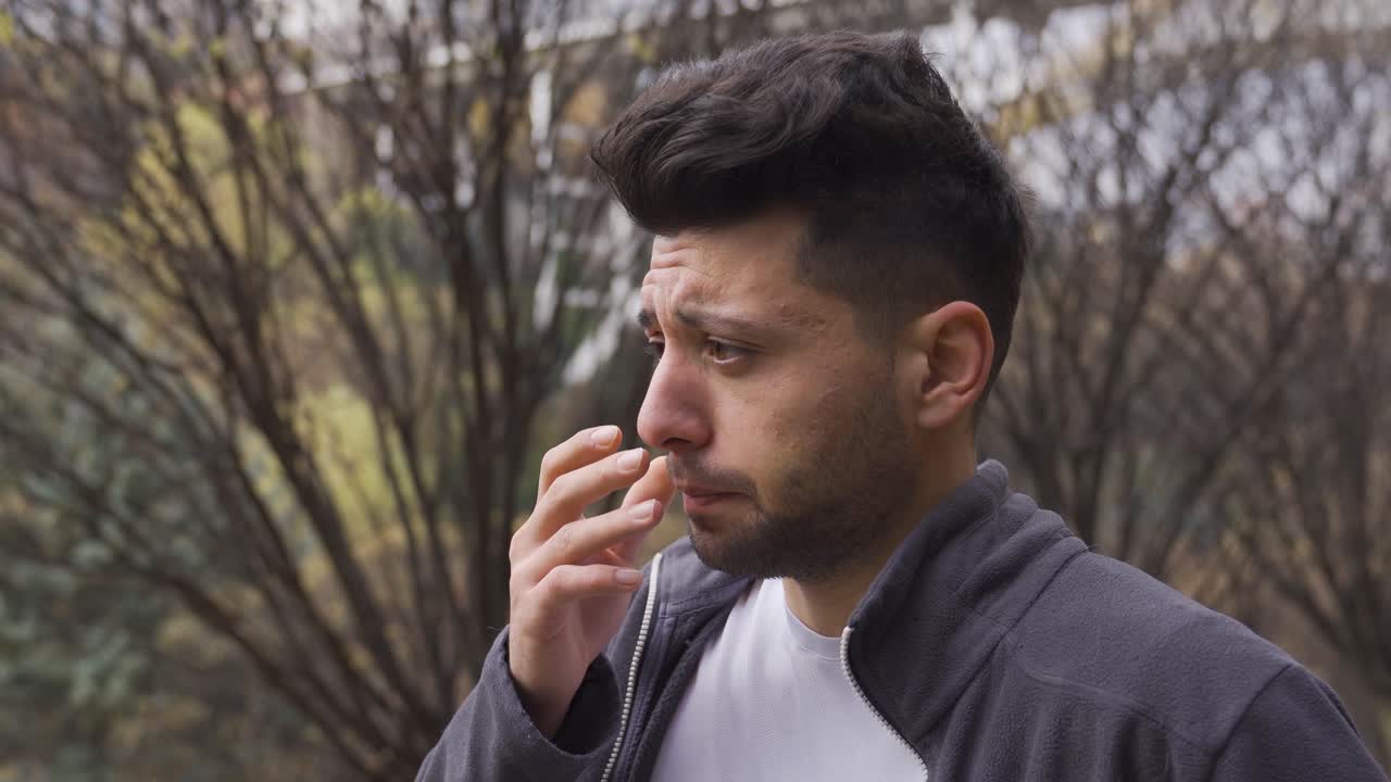 밖의 피곤하고 압도된 남자가 혼자