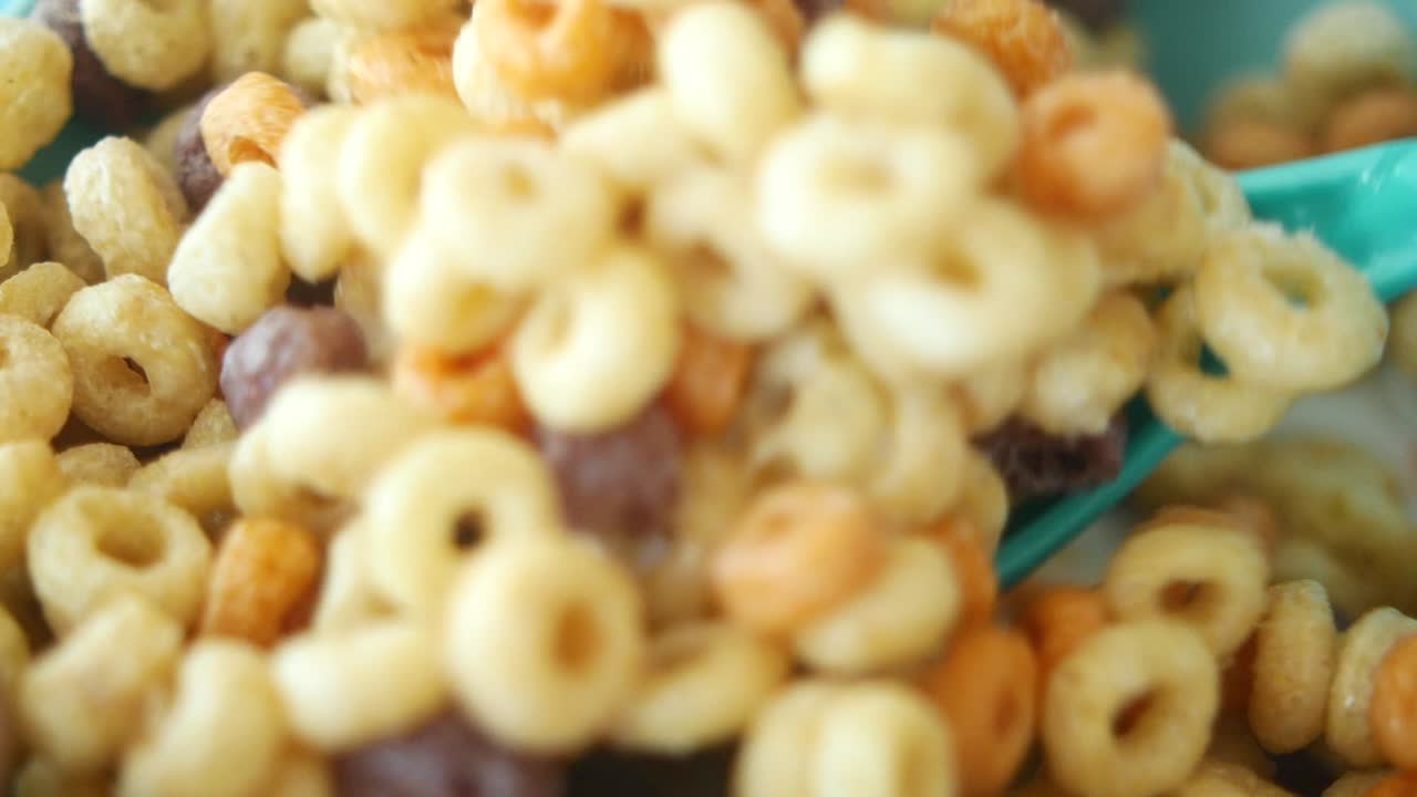 un primer plano de cereales de colores