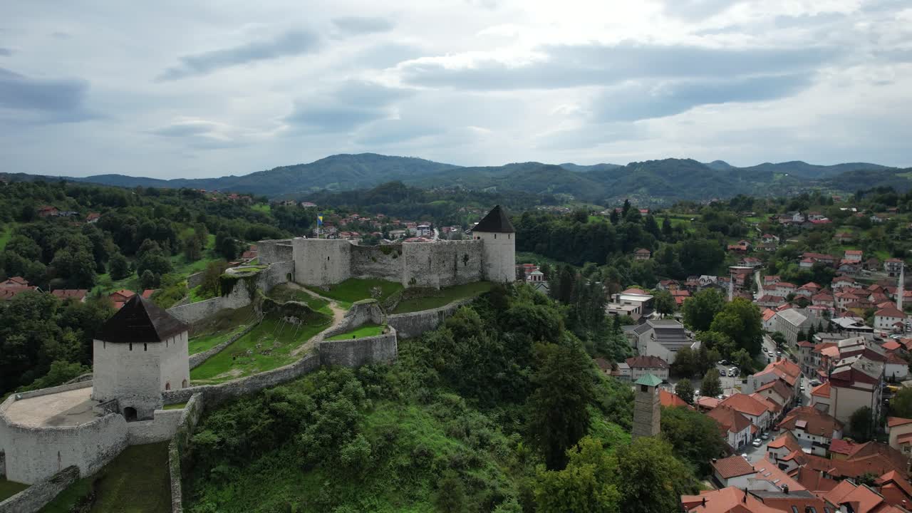 este castillo se eleva sobre tešanj, una pequeña ciudad en el norte de bosnia y herzegovina