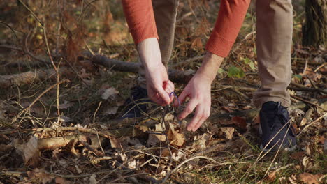 Dioptrische-Brille-Verloren-Im-Wald-Gefunden-Von-Touristen,-Die-Vorbeigehen,-Glückstag-Oder-Kriminalitätsbeweiskonzept