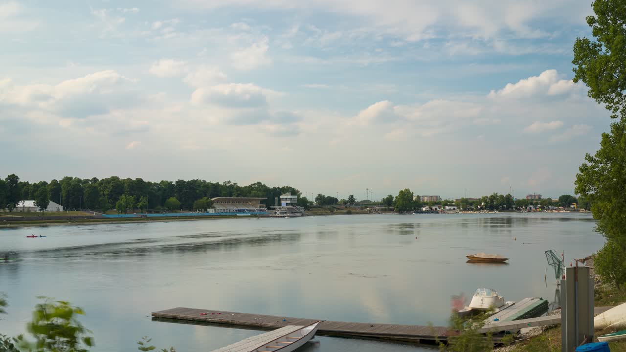 idroscalo 호수 공원의 시간 경과, 흐린 여름날 밀라노의 idroscalo 공원에서 카누