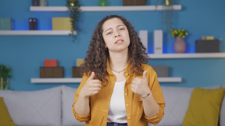 La giovane donna che fa una videochiamata