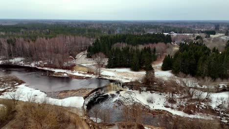 Trockene-Winterlandschaft-In-Nordeuropäischen-Ländern,-Luftdrohne-Fliegt-über-Waldsee,-Natürliche-Umgebung,-Panoramablick