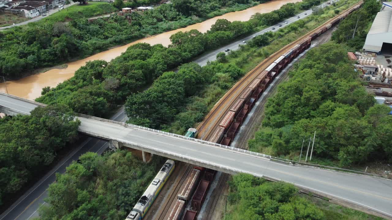 자동차 와 함께 콘크리트 다리  ⁇  에서 열차 를 건너고 있다