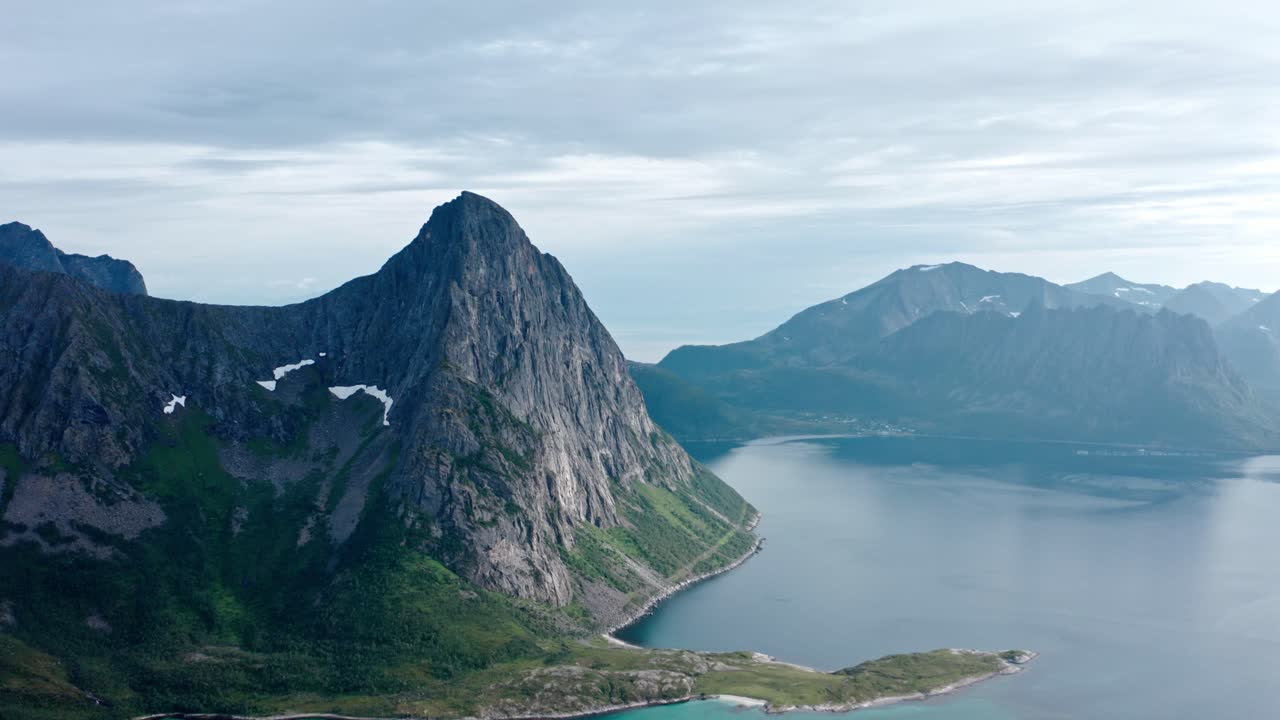 Natura scenografica di montagne e lago vicino al villaggio di Flakstad sull'isola di Senja, Norvegia