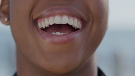 Porträt-Einer-Glücklichen-Afroamerikanischen-Jungen-Frau,-Die-Draußen-Am-Meer-Lächelt-Und-Einen-Ruhigen-Lebensstil-Genießt