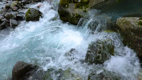 Agua-Del-Río-De-Montaña-Con-Primer-Plano-En-Cámara-Lenta