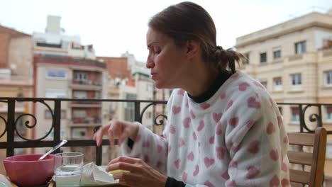 acogedora balcón mujer en pijama disfrutando de arepas desayuno casero tiro amplio