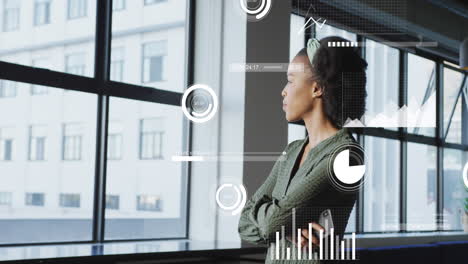 animación de gráficos, barras, círculos, mujer biracial comprobando el teléfono móvil mirando por la ventana