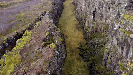 Riss-Zwischen-Tektonischen-Platten-Im-Thingvellir-Nationalpark-In-Island