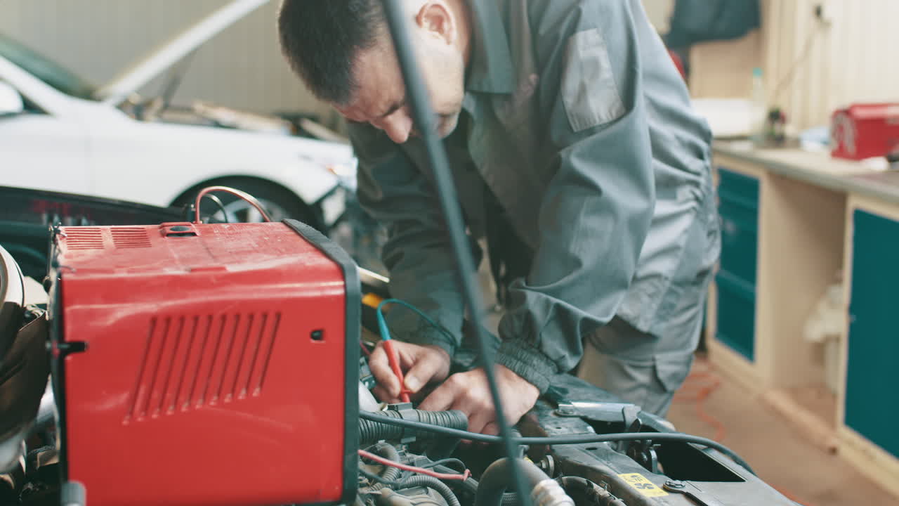 mecánico de automóviles que trabaja en un motor de automóviles