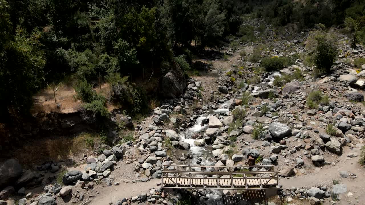 vista aérea de una grúa de un puente sobre un río seco y lleno de rocas debido al cambio climático.