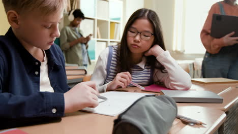 estudiantes que estudian juntos en un aula
