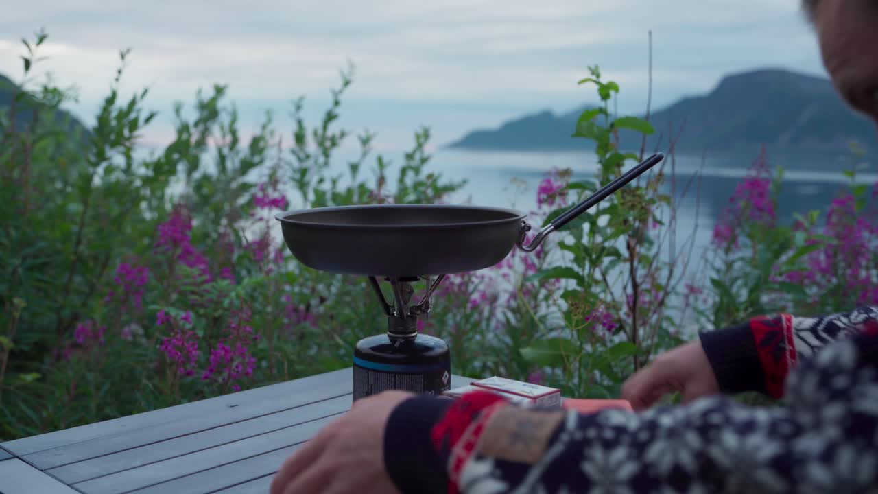 부탄 가스 버너 에서 요리 하는 캠퍼 - 근접 사진