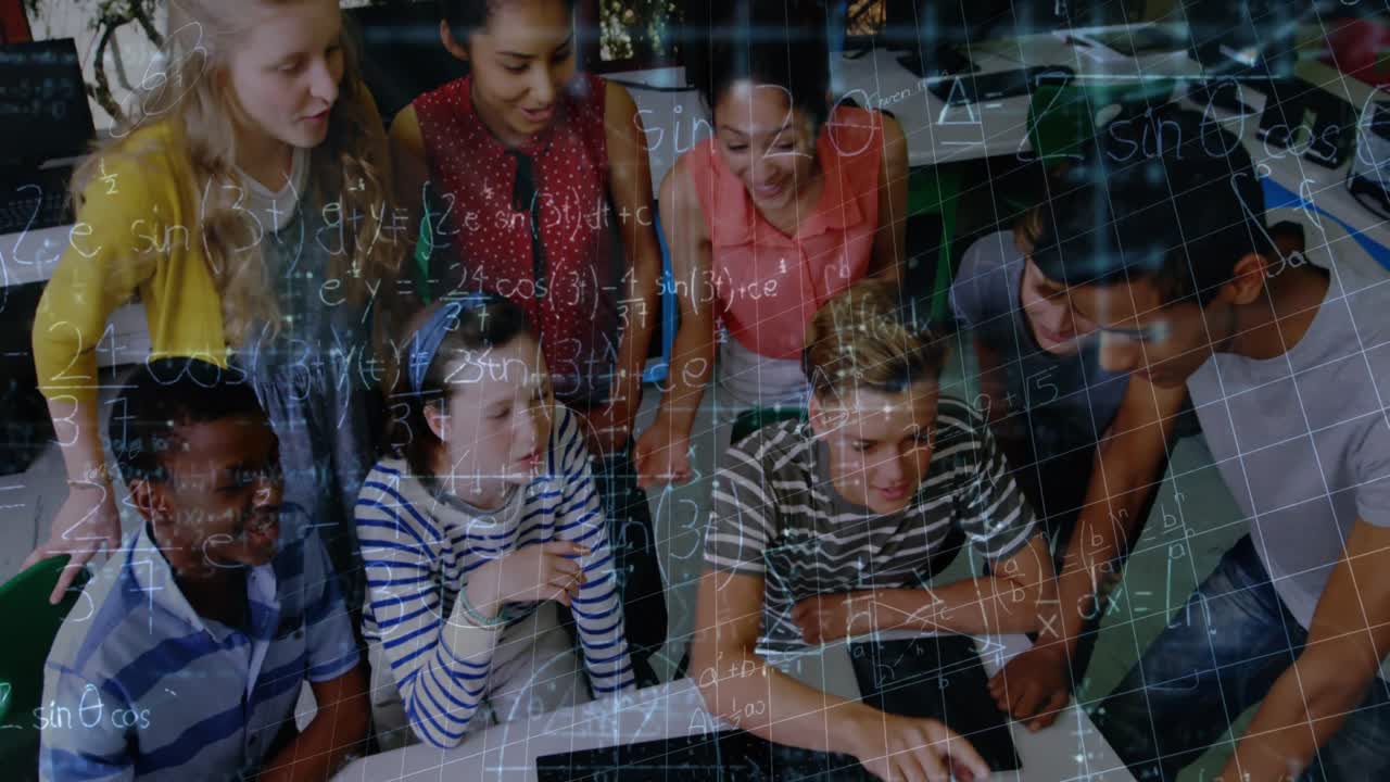 animación de fórmulas matemáticas que se mueven sobre alumnos felices y diversos que trabajan en una computadora portátil