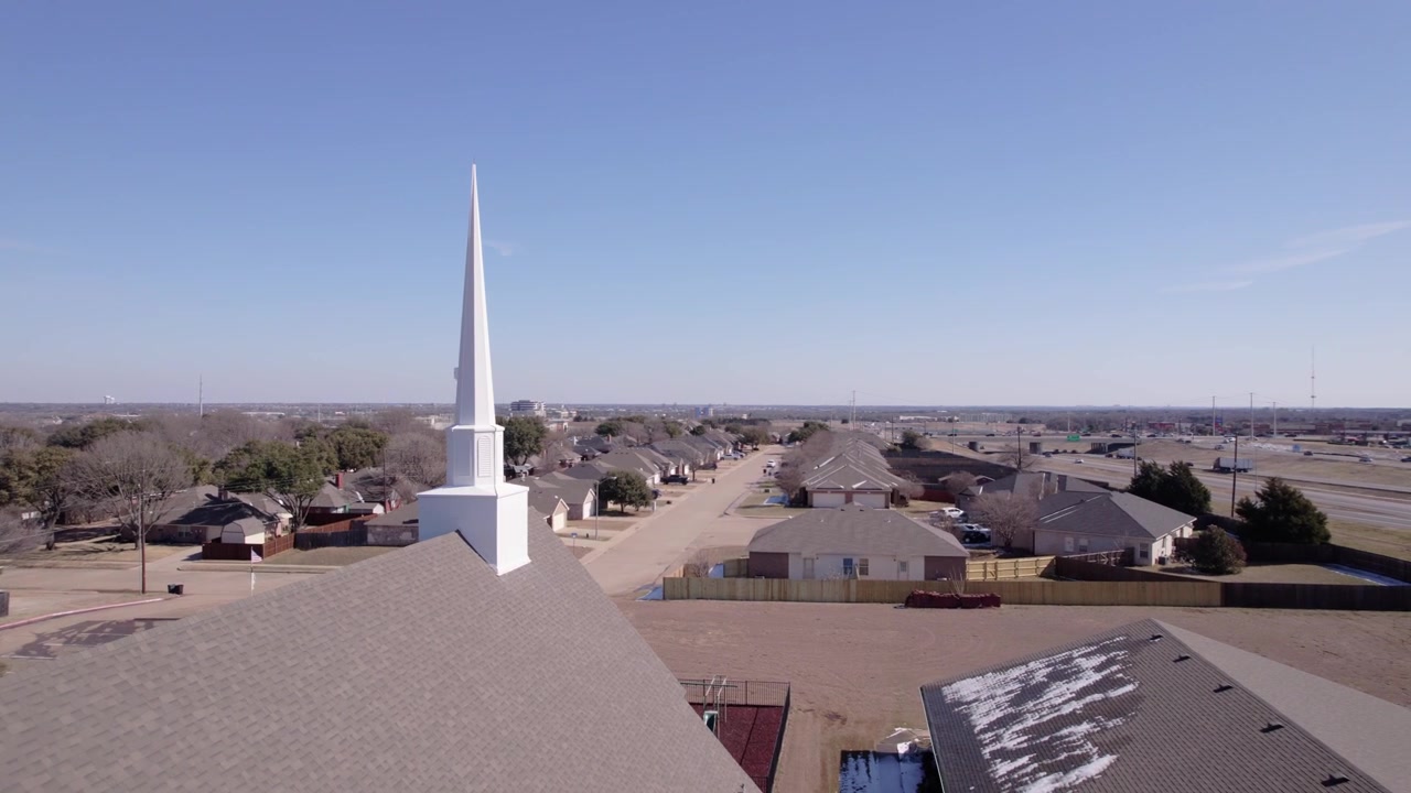 Riprese parallax 4K con drone di un campanile di chiesa a Midlothian, Texas, posizionato vicino a un'autostrada, che cattura architettura suburbana, trasporti e paesaggi del Texas settentrionale.