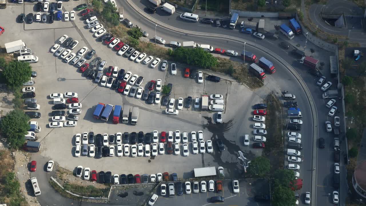 도시 주차장 의 공중 사진