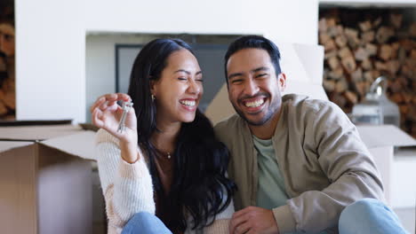 Happy-couple,-keys-and-moving-in-new-home