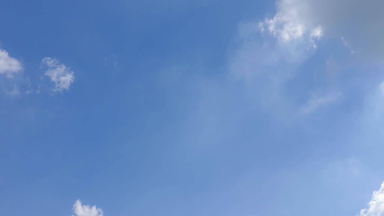 아름다운 파란 하늘과  구름과 빛, 파란 하양 자연 배경 개념의 시간 간격