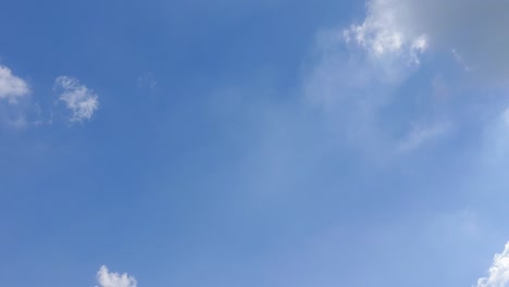 4k. lapso de tiempo de hermoso cielo azul y nube blanca con luz solar, concepto de fondo de naturaleza del cielo azul