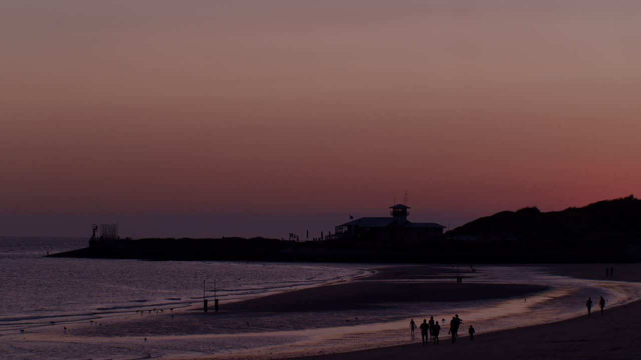만적이고 사랑스러운 분위기와 함께 해변에서 아름다운 그리고 그림 같은 일몰의 시간 경과
