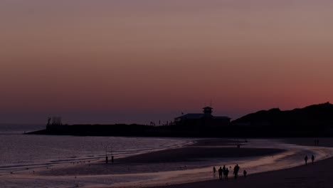 un hermoso y pintoresco lapso de tiempo de puesta de sol en la playa con un ambiente romántico y encantador
