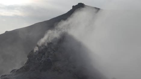 Rauchiger-Vulkanrücken-Im-Zerklüfteten-Gelände-Islands