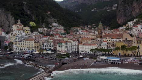 Ciudad-Histórica-De-Amalfi-Debajo-De-Los-Acantilados-En-La-Costa-De-Italia,-Establecimiento-Aéreo