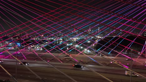 una vista aérea de los cables iluminados y las torres de hormigón del puente kosciuszko, iluminado por diodos emisores de luz